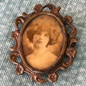 Victorian Brooch with Lady